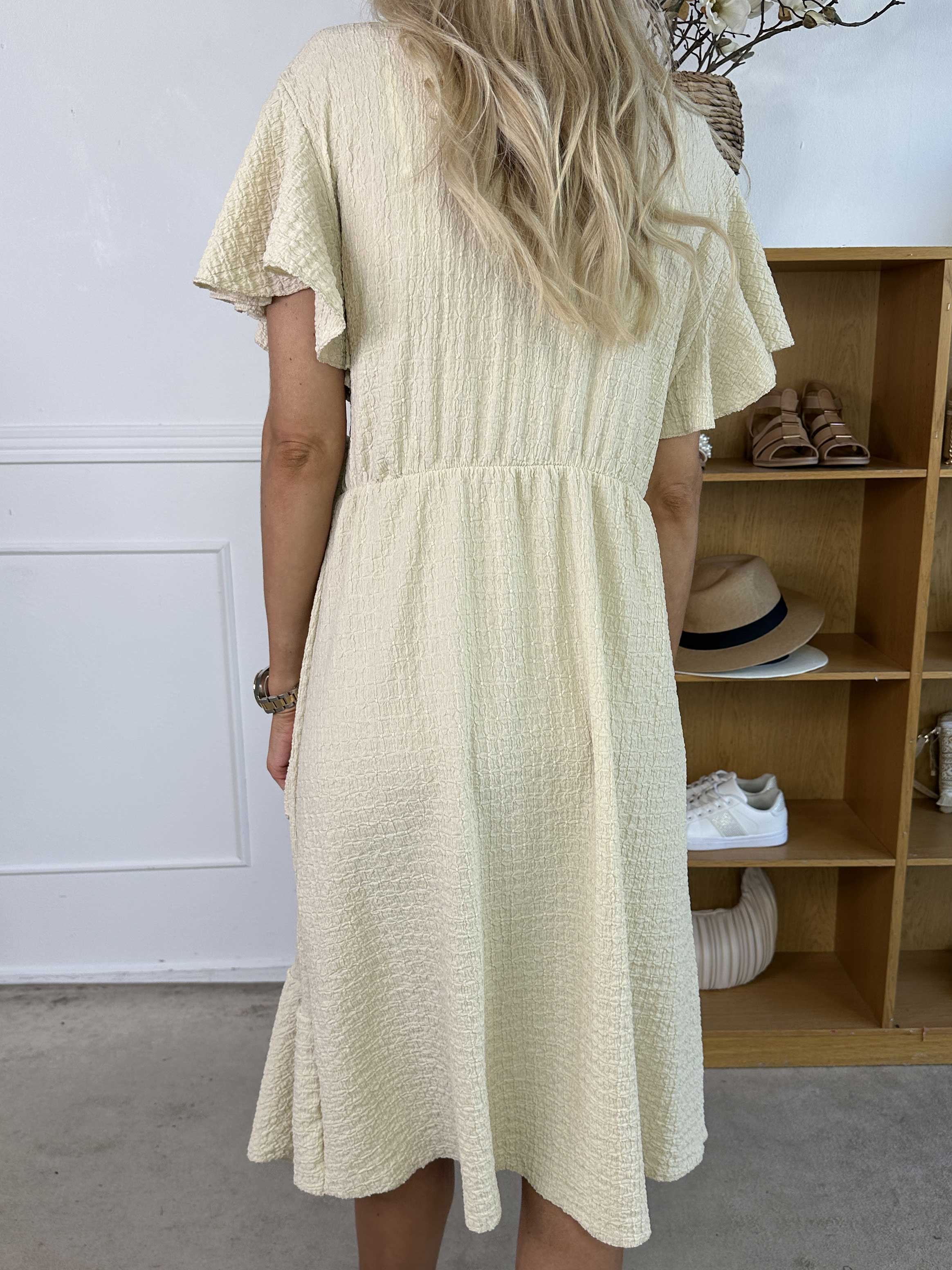 Eliana - Söt omlottklänning med volanger